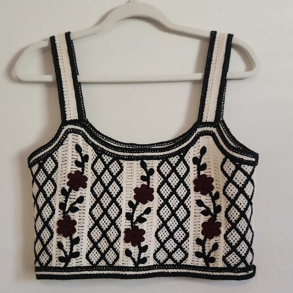 Timing Black and White Floral Crochet Crop Top